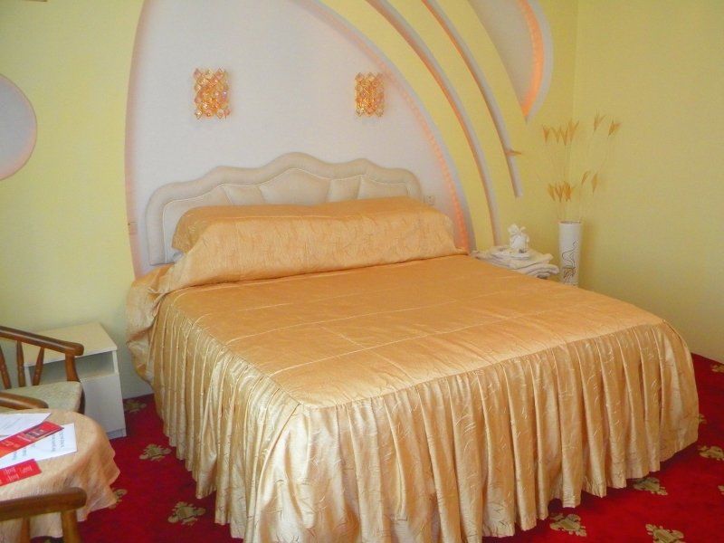 Gloria Mini-Hotel Chisinau Exterior photo